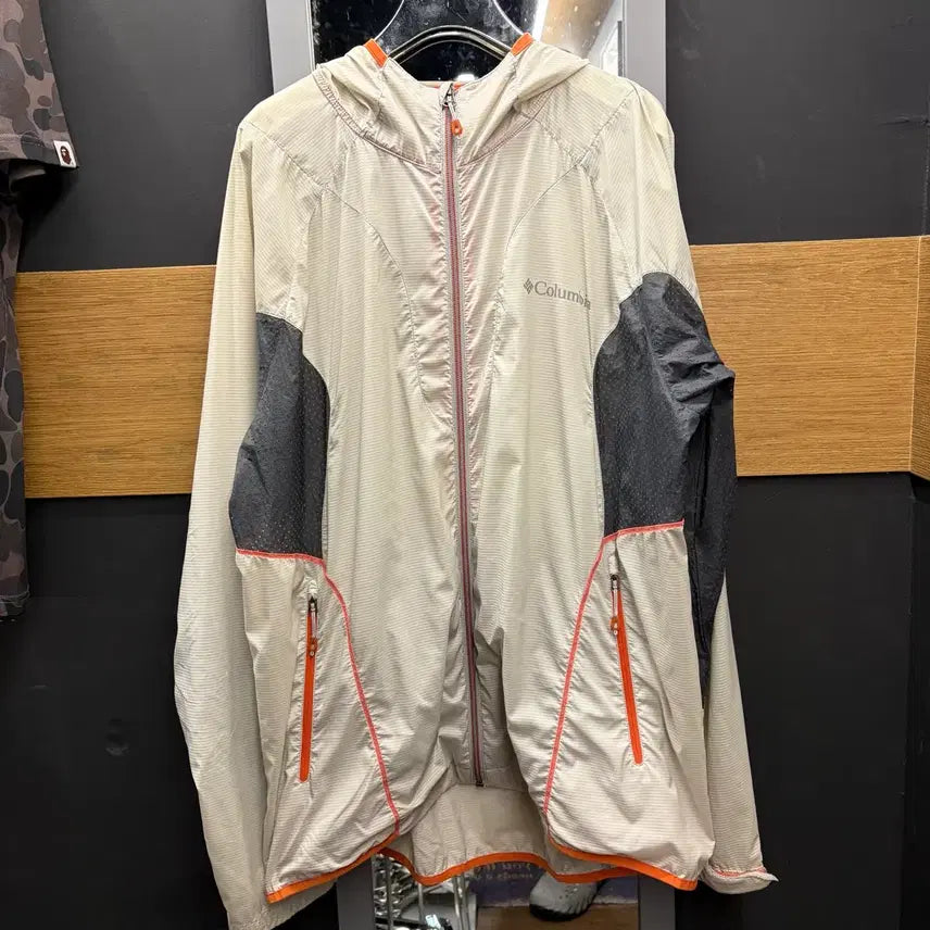 [BUNJANG] Columbia Hooded Windbreaker Jacket Beige / 컬럼비아 후드 바람막이 자켓 베이지