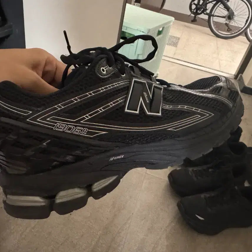 [BUNJANG] New Balance 1906R Black Silver Metallic 280 / 뉴발란스 1906R 블랙 실버 메탈릭 280