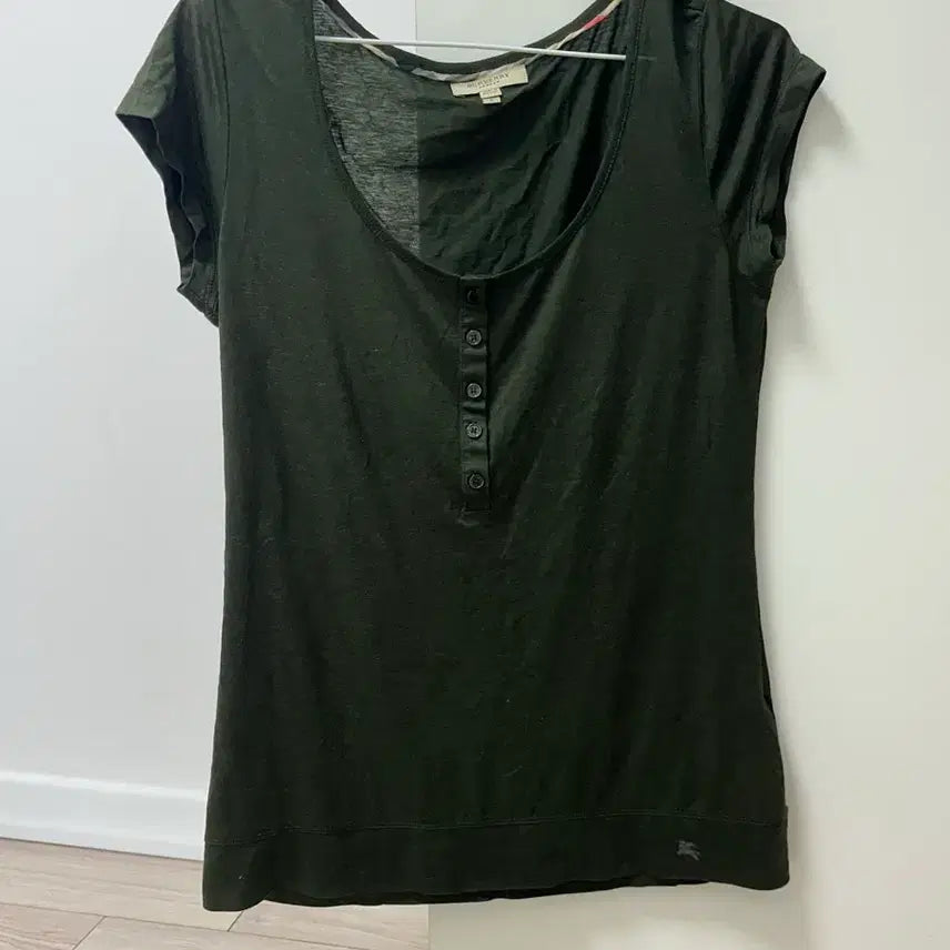 [BUNJANG] Burberry Women's Green Short-Sleeve T-Shirt with Button Detail / 버버리 티셔츠