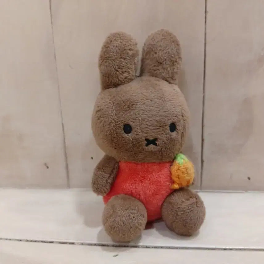 [BUNJANG] Miffy Brown Carrot Plush Keychain / 미피 브라운 당근 봉제인형 키링
