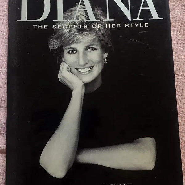 [BUNJANG] Diana, Princess of Wales Fashion Behind the Scenes Hardcover Photobook Magazine / 다이애나 비 패션 비하인드 스토리 북 Diana 포토북 하드커버 잡지 다이아나 황태자비