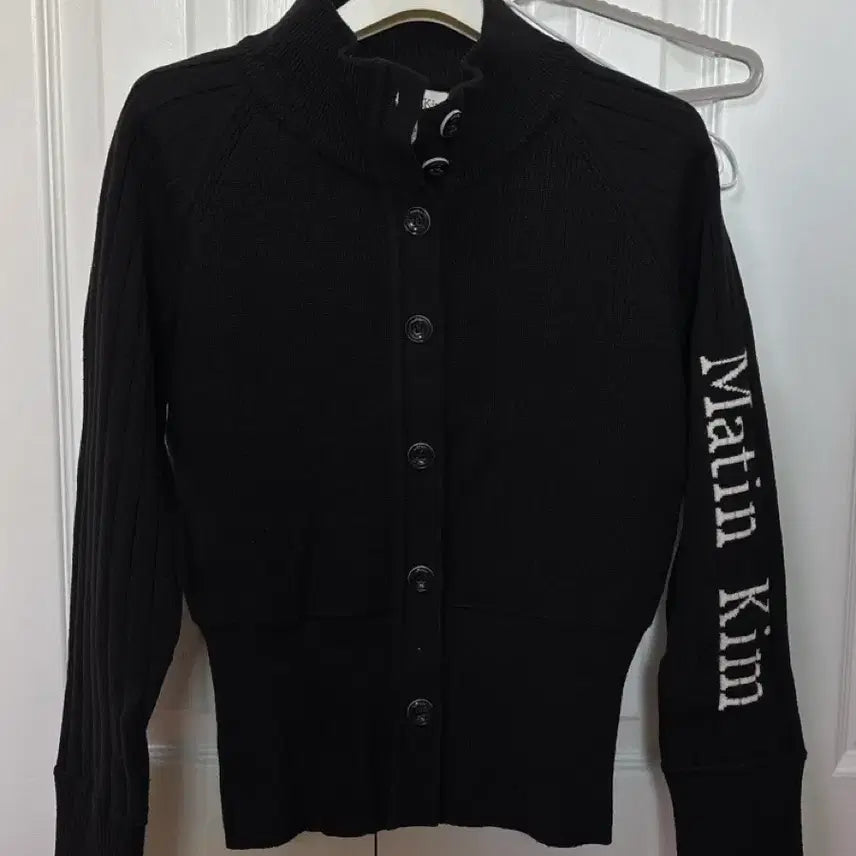 [BUNJANG] Matinkim Highneck Logo Knit Cardigan / 마뗑킴 하이넥 로고 니트 가디건