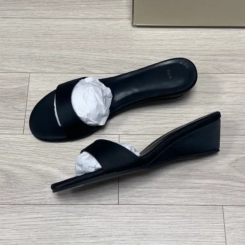 [BUNJANG] Black Silk Satin Round Toe Wedge Heel Mules Slippers 240mm / [새상품] 240 5cm 블랙 실크 새틴 라운드토 웨지굽 뮬 힐 슬리퍼힐