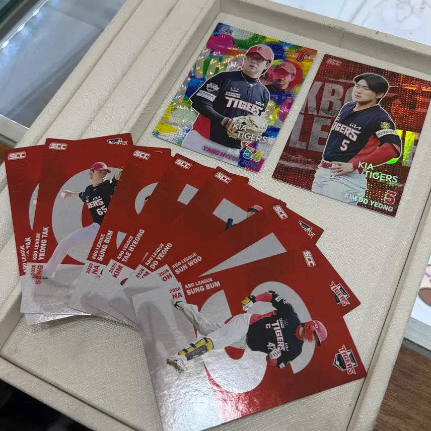 [BUNJANG] Kia Tigers Yang Hyeon-jong Holo Parallel, Kim Ho-ryeong, Kim Do-young Holo Cards Bundle Set / kbo카드 기아타이거즈 양현종 홀로 패러렐 김호령 김도영 홀로 카드 일괄 판매