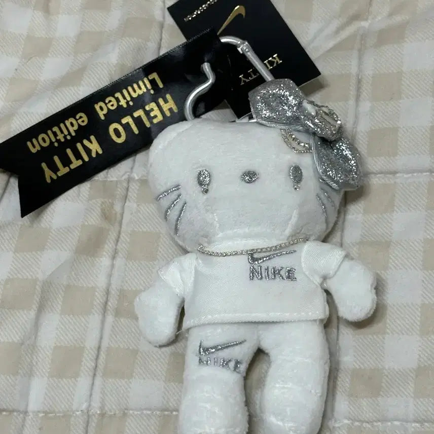 [BUNJANG] Nike x Hello Kitty Limited Edition Keychain / 나이키 헬로키티 리미티드 에디션 키링