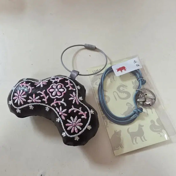 [BUNJANG] Embroidered Keychain + Knot Bracelet with Ox Design (Najeon Chest Motif) / 국립중앙박물관의 나전합을 모티브로 한 자수 키링+매듭팔찌