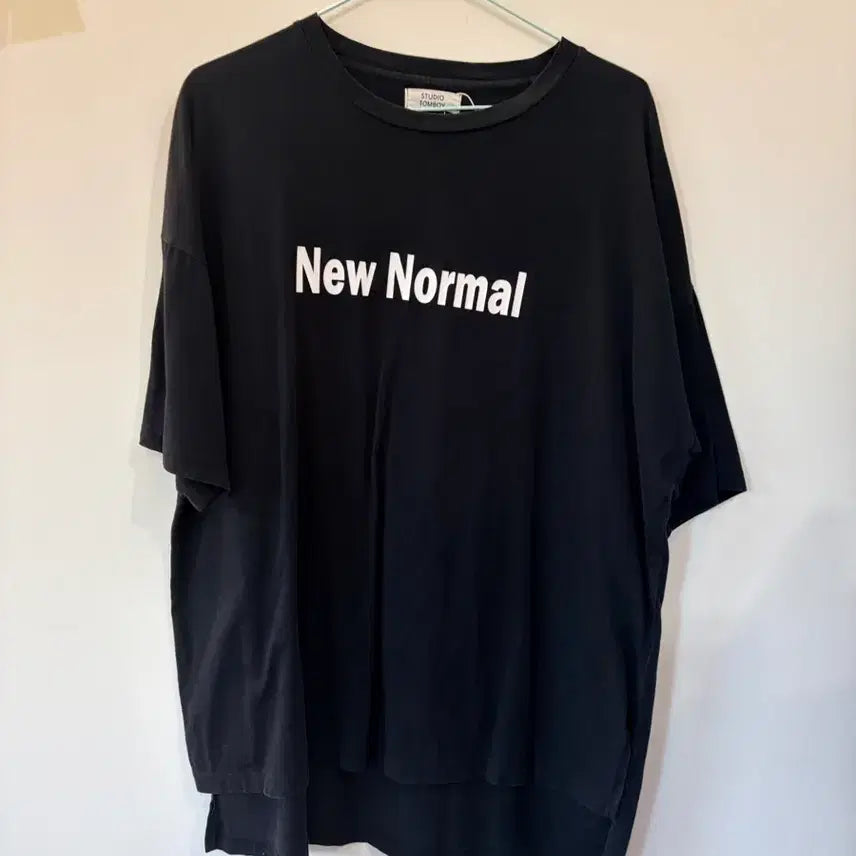 [BUNJANG] Studio Tomboy "New Normal" Lettering Basic T-Shirt / 스튜디오톰보이 블랙 기본 티셔츠 "New Normal" 레터링