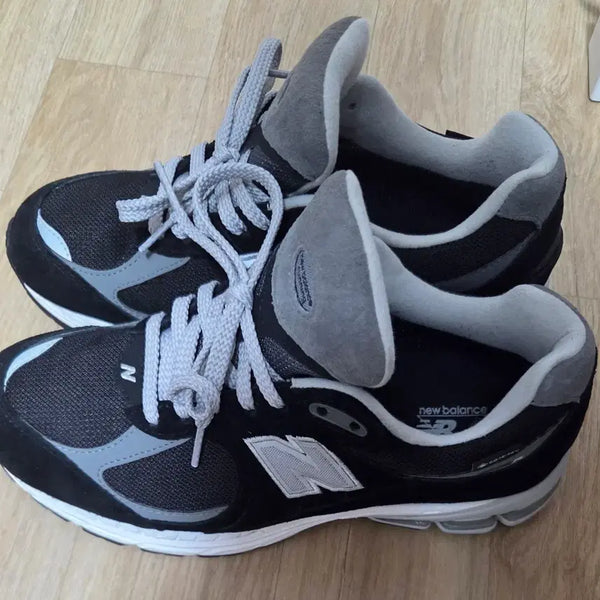 [BUNJANG] New Balance 2002 Gore-Tex Sneakers / 뉴발란스 2002 고어텍스 245