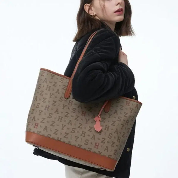[BUNJANG] Hazzys Logo Pattern Leather Shoulder Bag Shopper Bag / 헤지스 로고 패턴 가죽 숄더백 쇼퍼백 가방 정품