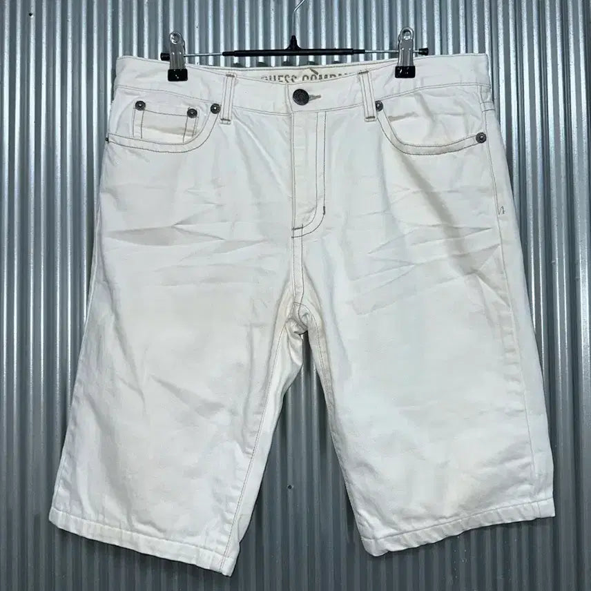 [BUNJANG] Guess Company White Denim Shorts / [43] 게스 컴퍼니 화이트 데님 반바지 / 데님 숏팬츠