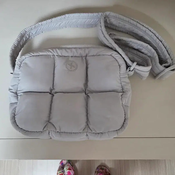 [BUNJANG] XEXYMIX Quilted Padded Cross Bag Light Gray / 젝시믹스의 퀼티드 패딩 크로스백 라이트 그레이 색상