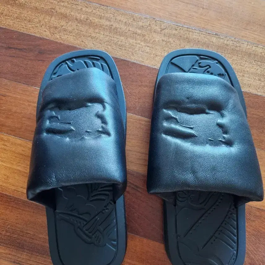[BUNJANG] Burberry Embossed Logo Leather Slides - Black / 버버리 슬라이드 블랙