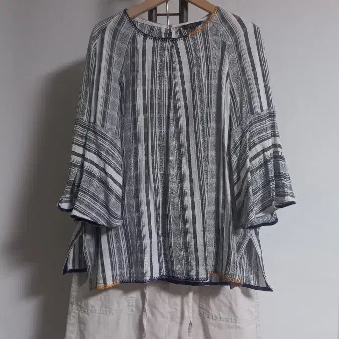 [BUNJANG] Aizel Cotton Blouse Striped Pattern Bell Sleeves / 아이젤 면블라우스 66~88
