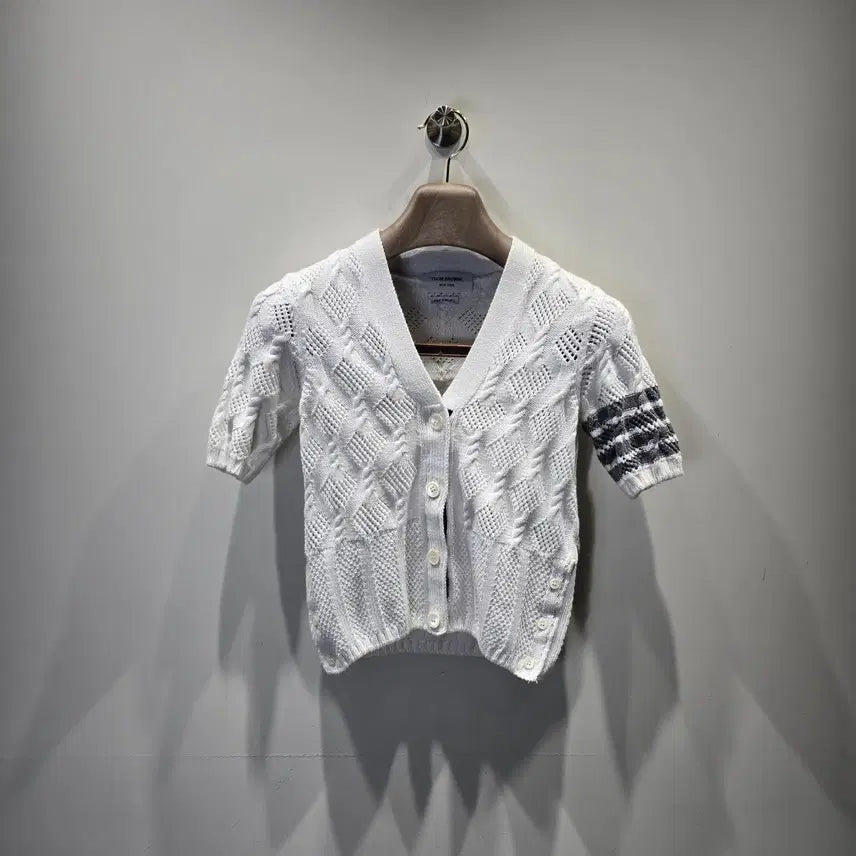 [BUNJANG] Thom Browne Cotton Cable Short Sleeve Diagonal V-Neck Cardigan White 38 / [중고/정품] 톰브라운 코튼 케이블 숏 슬리브 사선 브이넥 가디건 화이트 38
