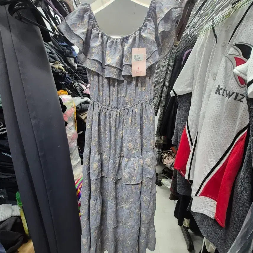 [BUNJANG] SOUP Frill Off-Shoulder Flower Tiered Long Dress / SOUP 브랜드의 프릴/오프숄더 플라워 캉캉 롱 원피스