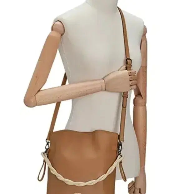 [BUNJANG] Oryany Madeleine Bucket Bag Sand Brown / 오야니 마들렌 버킷백 샌드 브라운