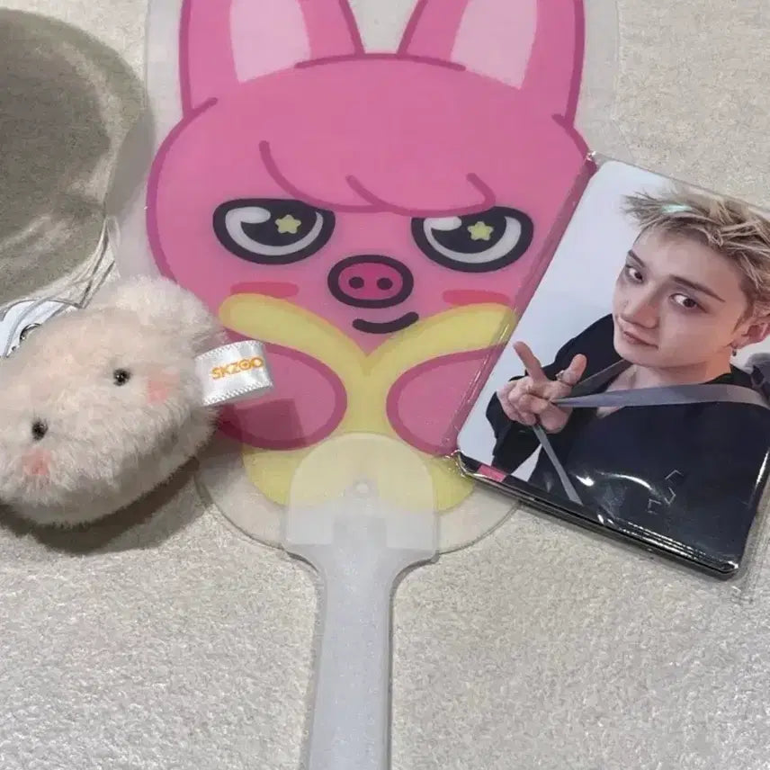[BUNJANG] Stray Kids Concert Day 2 Entrance Gift Bundle Set (Photocard, Piggy Fan, Perfim Keyring) / 스트레이키즈 콘서트 Day2 입장기프트 판매(포카, 부채-돼끼, 키링-퍼핌)