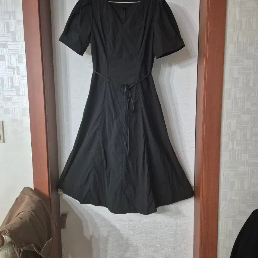 [BUNJANG] Miyoss Black Puff Sleeve V-Neck Dress / 가격인하~ 미쏘 블랙 퍼프 소매 브이넥 원피스 제작년제품