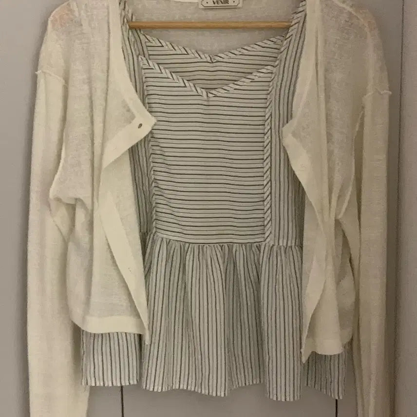 [BUNJANG] Venir Striped Blouse and Cardigan Set / 도매택 베니르 나시+가디건 세트