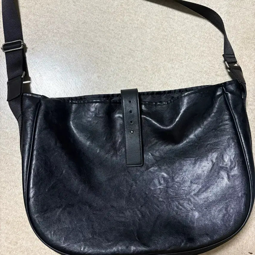 [BUNJANG] Hatchingroom Black Leather Wavy Bag / 해칭룸 Hatchingroom 블랙 레더 웨이비백