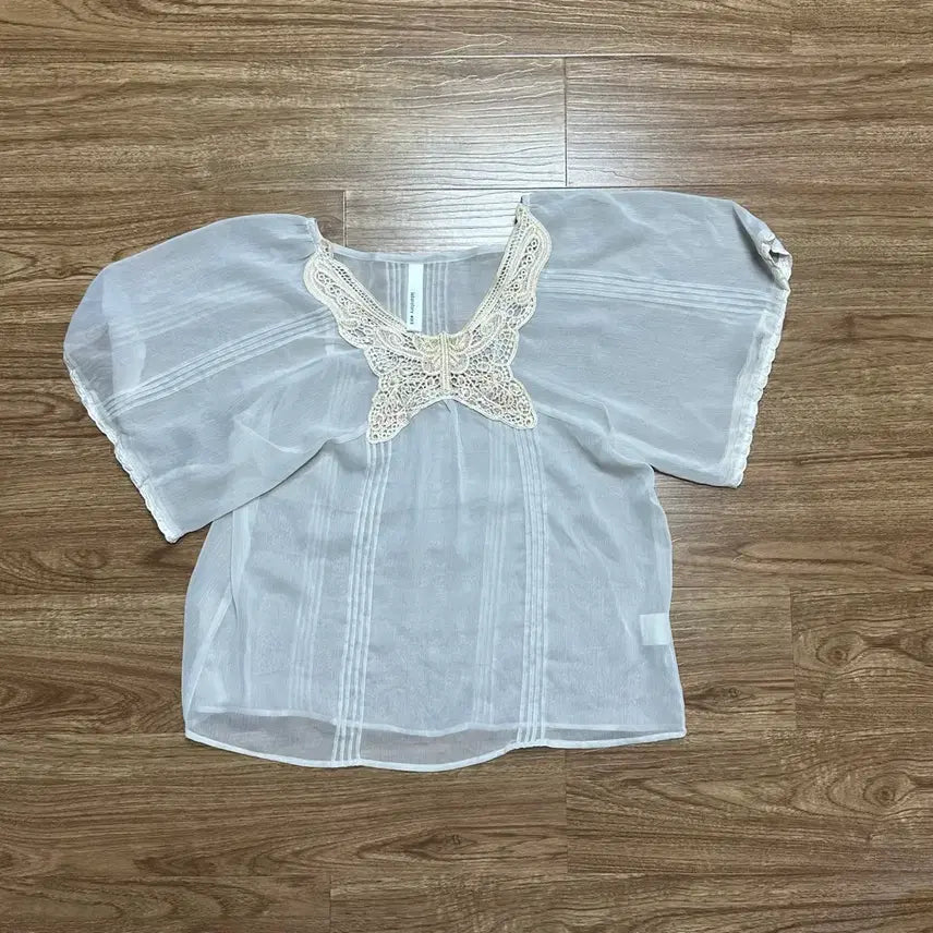 [BUNJANG] Vtg Butterfly White See-through Lace Blouse / 반티지 나비 화이트 시스루 레이스 블라우스 히메갸루 로걀 라떼 슈가슈가룬 오네갸루 긱시크 고딕 고스 그런지 페어리 발레코어 와투케 스나계