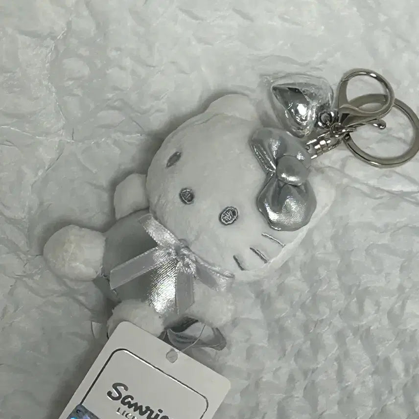 [BUNJANG] Sanrio Hello Kitty Silver Heart Charm Doll Keychain / 택0,새상품) 산리오 헬로키티 실버 하트 참 인형 키링