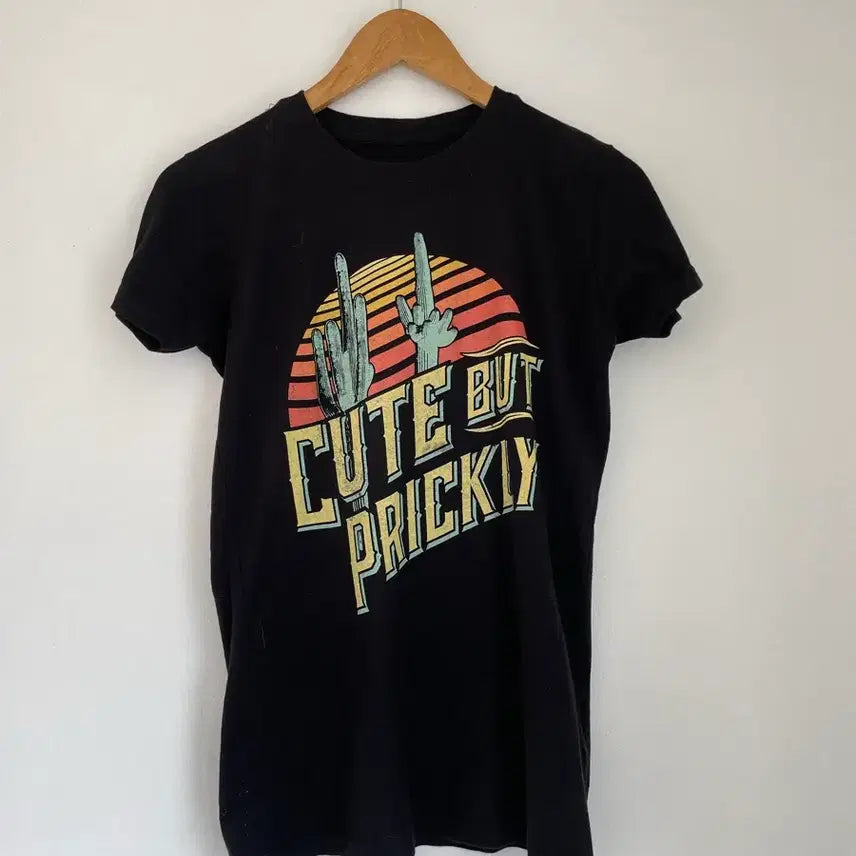 [BUNJANG] Cute But Prickly Cactus Graphic T-Shirt / Cute But Prickly 블랙 티셔츠