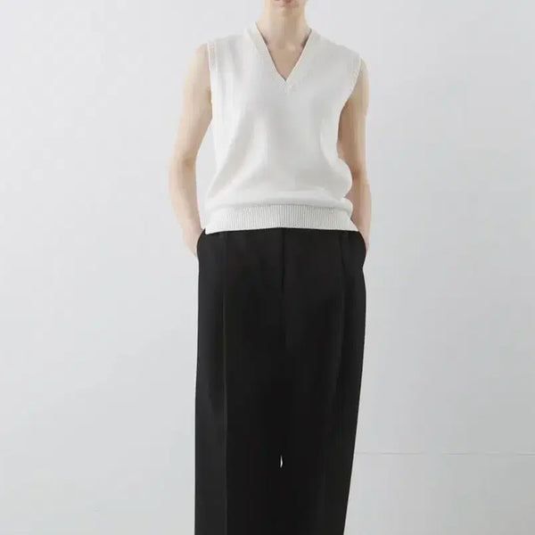 [BUNJANG] Mundal V-Neck Sleeveless Knit / 문달 브이넥 슬리브리스 니트