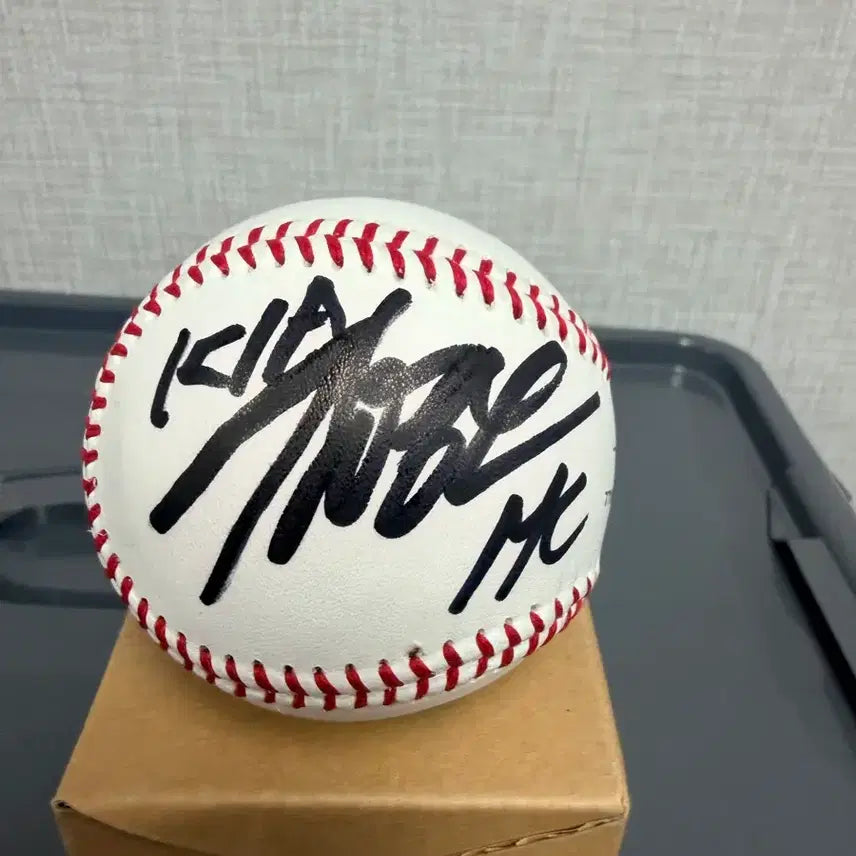 [BUNJANG] KBO Official Baseball Signed by Kim Young-ho, Kia Tigers In-Game Announcer / 기아타이거즈 김영호 장내아나운서 KBO공인구 친필싸인볼