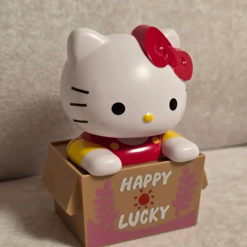[BUNJANG] Hello Kitty Solar-Powered Bobblehead Car Keychain / 새상품) 태양열 머리 움직이는  헬로키티 행복 상자 피규어 키티 자동차 키링 인형 태닝키티