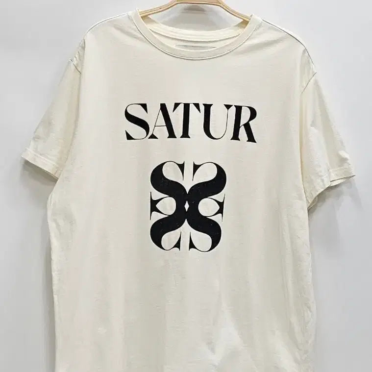 [BUNJANG] SATUR 23SS Big Logo Short-Sleeve T-Shirt (Ivory, Men's 100) / SATUR 23SS 세터 빅로고 반팔 티셔츠/ 남 100 아이보리