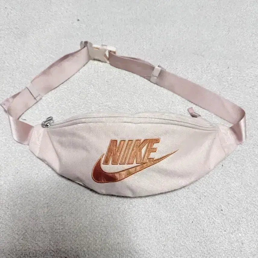 [BUNJANG] Nike Big Logo Hip Sack Sling Bag Crossbody / 나이키 빅로고 힙색 슬링백 크로스백
