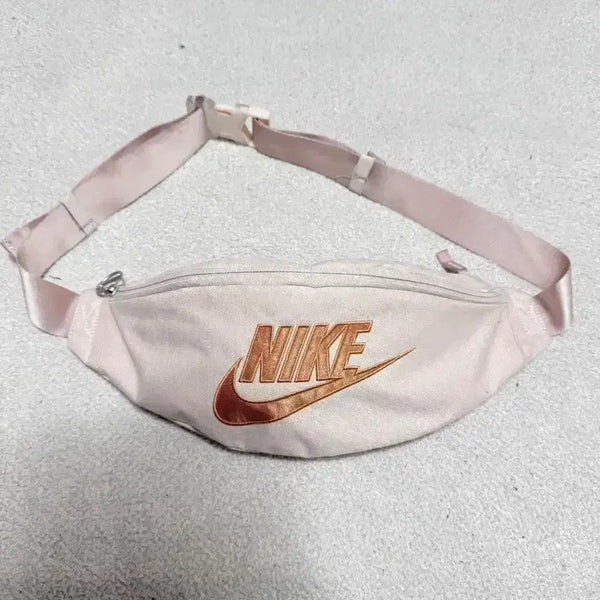 [BUNJANG] Nike Big Logo Hip Sack Sling Bag Crossbody / 나이키 빅로고 힙색 슬링백 크로스백