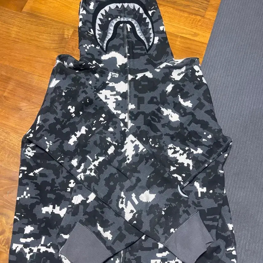 [BUNJANG] BAPE Shark Pixel Camo Hoodie Zip-up L Size / 베이프 샤크 픽셀 카모 후드집업 L 사이즈