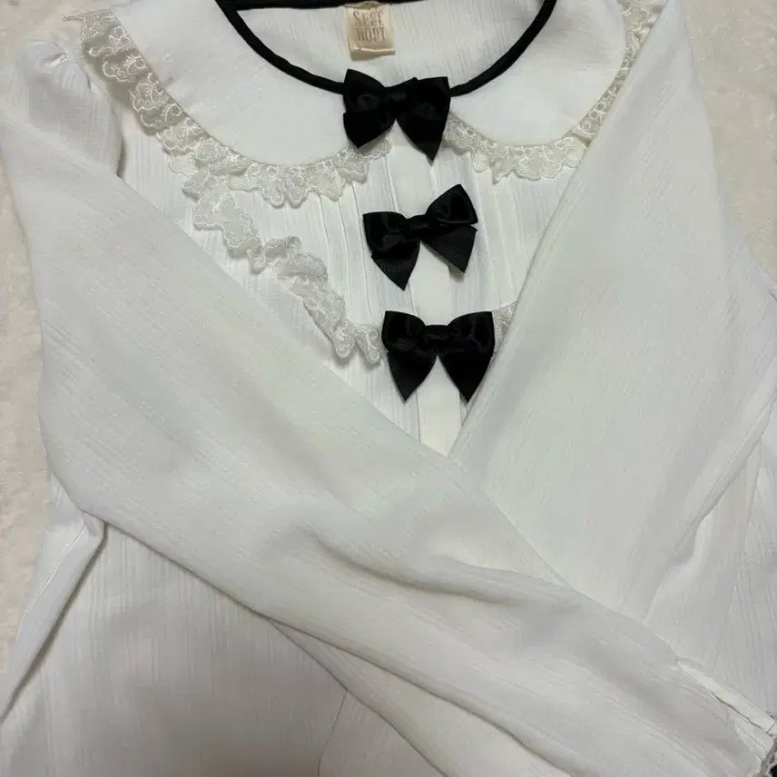 [BUNJANG] Secret Honey 3-Tier Ribbon Blouse / 시허니 시크릿허니 블라우스 3연리본