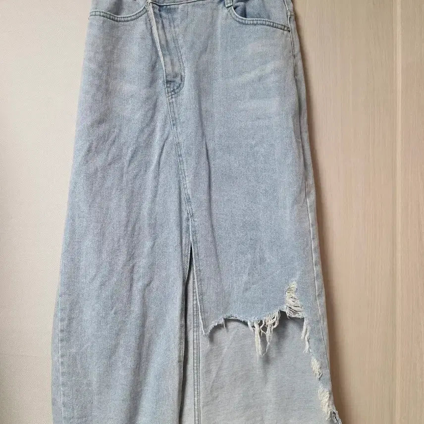 [BUNJANG] Light Wash Cut-Off Denim Skirt (S) / 연청 컷팅 데님 스커트 S
