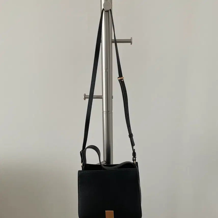 [BUNJANG] Couronne Leather Crossbody Bag / 쿠론(COURONNE) 레더 크로스백