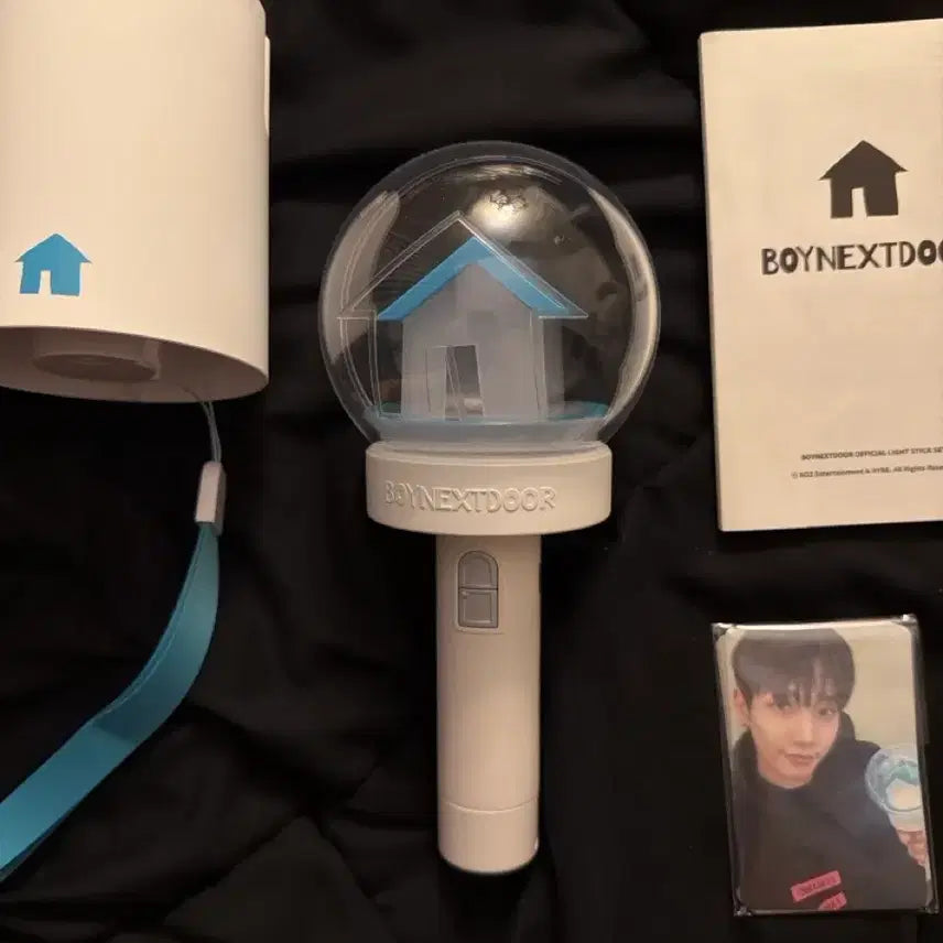 [BUNJANG] BOYNEXTDOOR Official Lightstick 'Wonderstick' with Jaehyun, Sungho, Riwoo, Taesan, Leehan, and Yunhak Photocards / 보넥도 응원봉 원더스틱 명재현 성호 리우 태산 이한 운학 포카