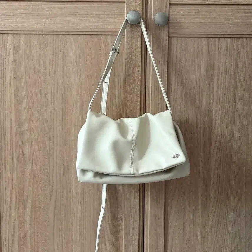 [BUNJANG] McKannani Liam Crossbody Bag Ivory / 맥끌라니 리암 크로스백 아이보리