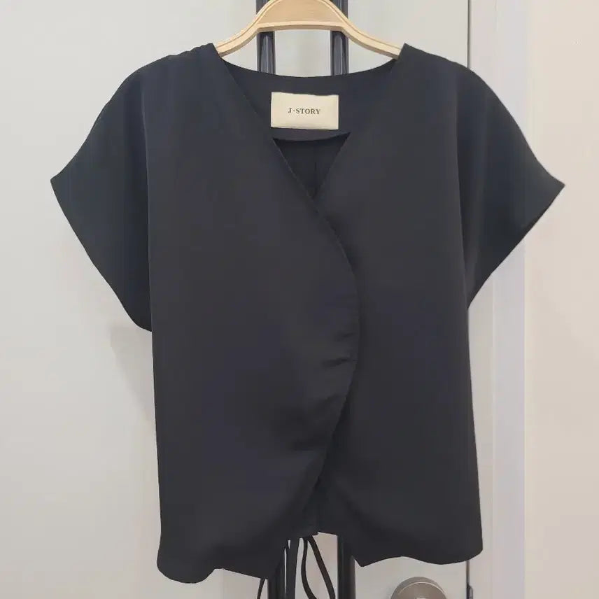 [BUNJANG] J. STORY Black Wrap Design Blouse / J. STORY 검정 랩 디자인 블라우스 55~66