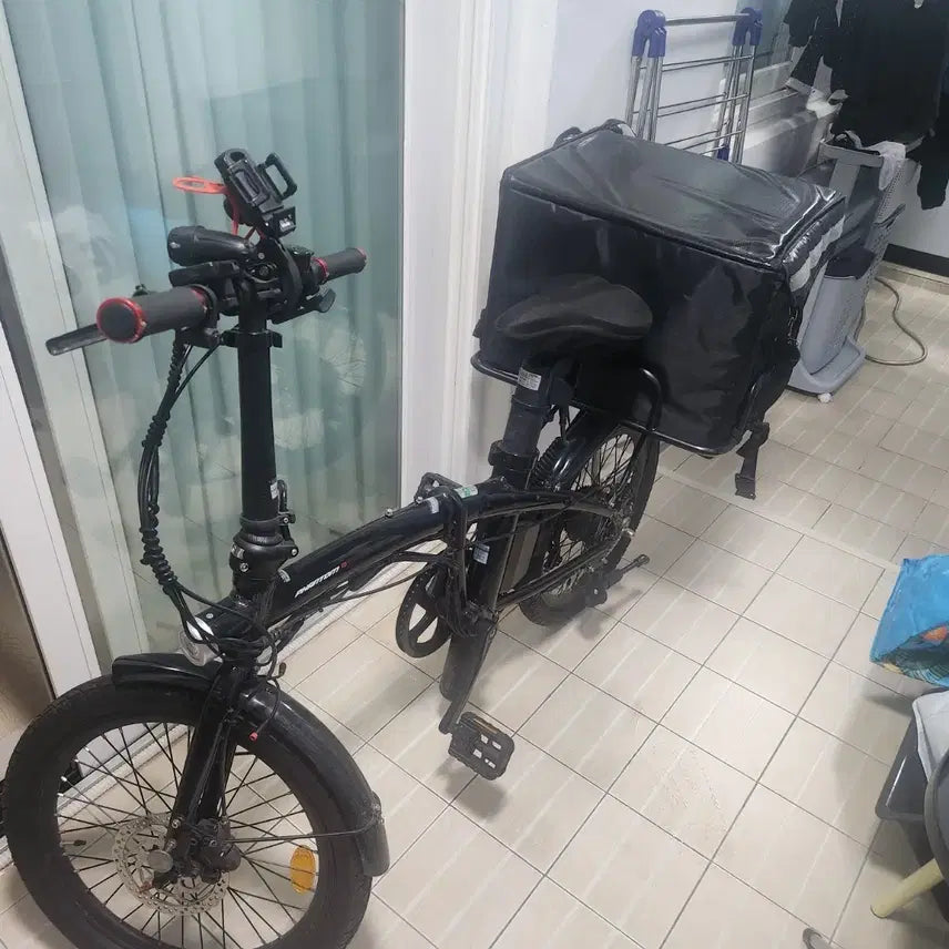 [BUNJANG] Samchuly Phantom Q Folding Electric Bicycle / 삼천리 팬텀 Q 전기 자전거입니다- 접이식이라 보관이 용이하고 휴대하기 편리합니다- 배달용 가방과 폰 거치대, 라이트 포함입니다- 라이트가 원래 달려잇는데 켜면 전방라이트랑