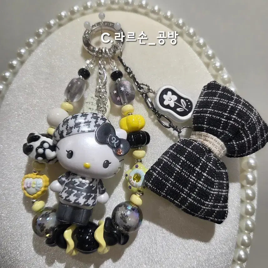 [BUNJANG] Kitty Ribbon Charm Keychain / 키티리본키링
