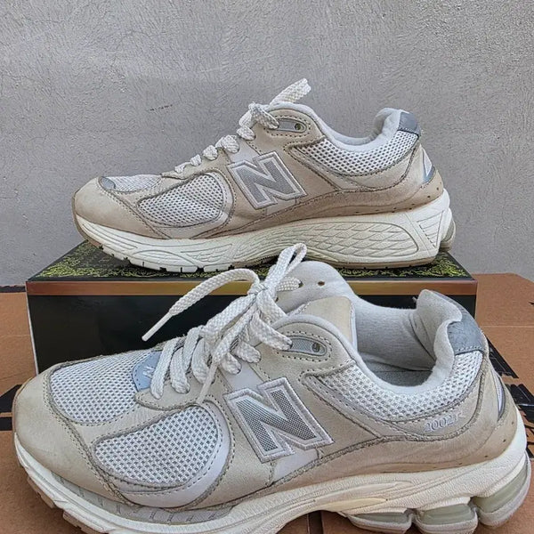 [BUNJANG] New Balance 2002R White Ivory 240 (M2002RAA) / 뉴발란스 2002R 화이트 아이보리 240 (M2002RAA)
