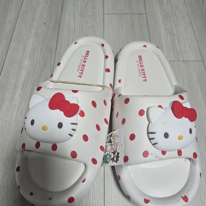 [BUNJANG] Hello Kitty Polka Dot Slippers White / 헬로키티 도트 슬리퍼 화이트