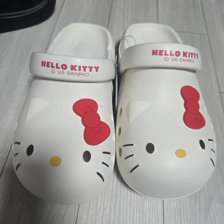 [BUNJANG] Hello Kitty Crocs Sandals / 헬로키티 크록스