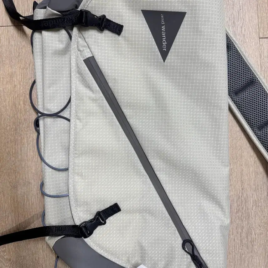 [BUNJANG] and wander Ocean Rip Messenger Bag White / (새제품) 앤드원더 오션립 메신저백 화이트