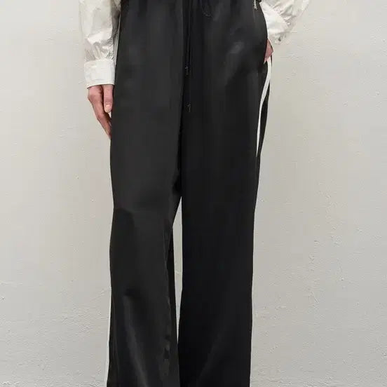 [BUNJANG] SYSTEM 25 Spring/Summer Semi-Wide Fit Training Pants / 한섬SYSTEM 25년 사이드 트레이닝 팬츠