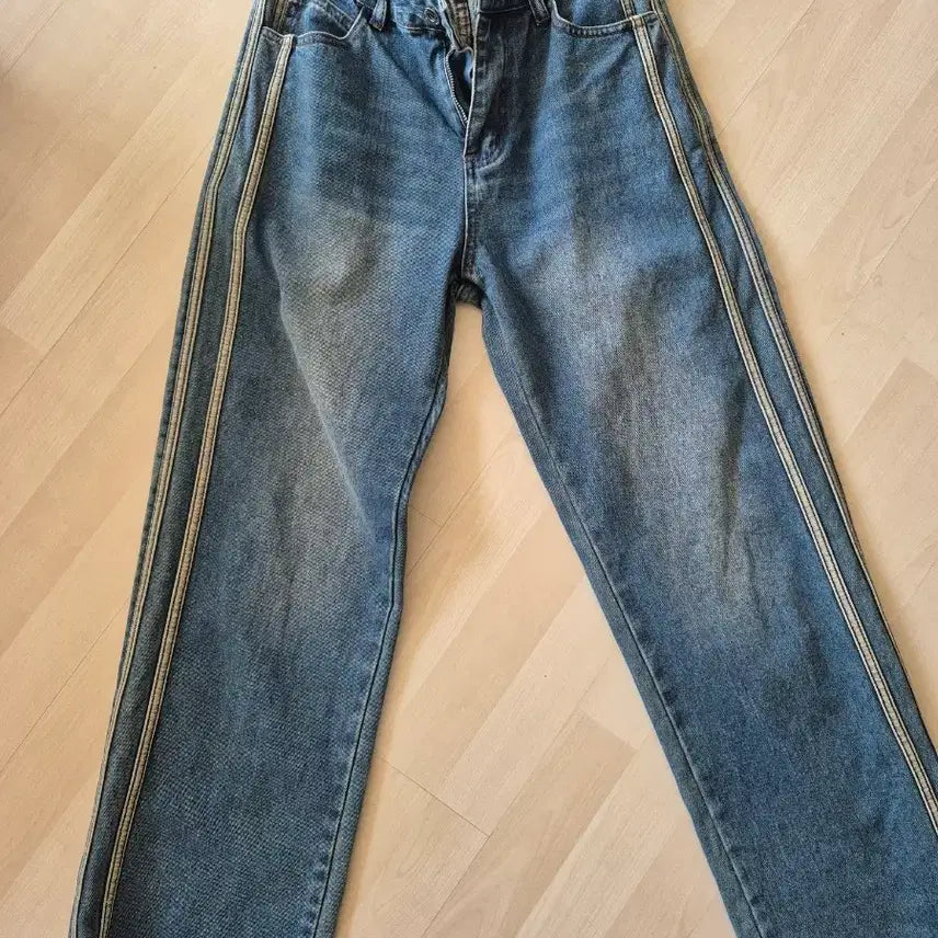 [BUNJANG] Straight Fit Denim Pants with Side Line Detail / 청바지 스트레이트 핏 사이드 라인 포인트
