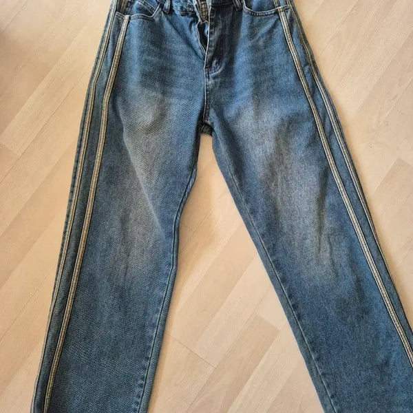 [BUNJANG] Straight Fit Denim Pants with Side Line Detail / 청바지 스트레이트 핏 사이드 라인 포인트