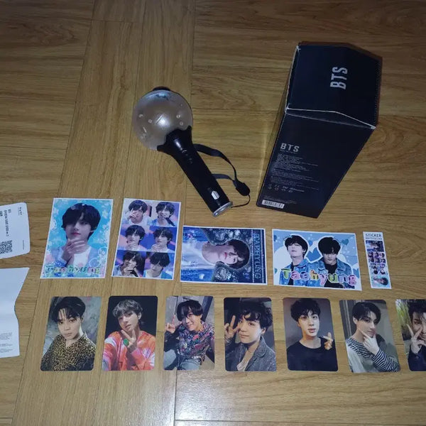 [BUNJANG] BTS Official ARMY Bomb Ver. 3 + All Member Photocard Set + Taehyung Sticker / BTS 응원봉(BTS 공식 아미밤 Ver.3)+ 포토카드 세트(모든 멤버)+ 태형 스티커